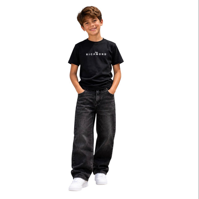 Vestibilità ampia. “Black jeans”
5 tasche.
Gamba larga 
Chiusura con bottoni.
