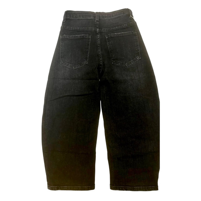 Vestibilità ampia. “Black jeans”
5 tasche.
Gamba larga 
Chiusura con bottoni.