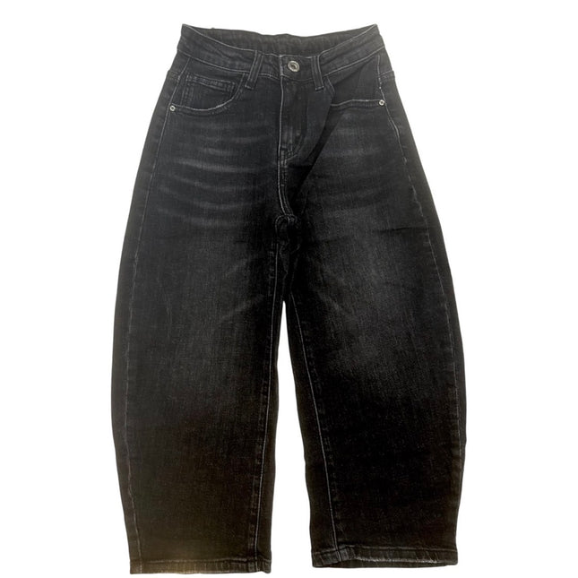 Vestibilità ampia. “Black jeans”
5 tasche.
Gamba larga 
Chiusura con bottoni.